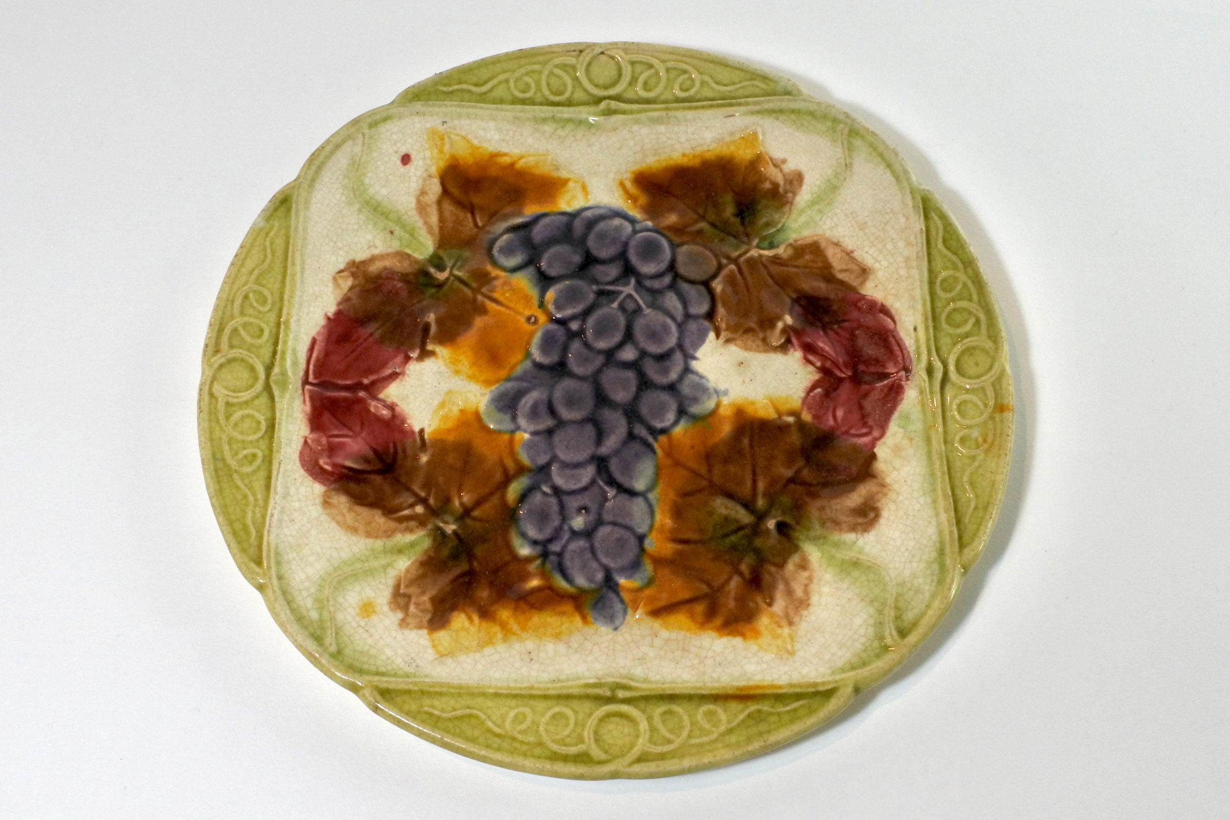 Piatto in ceramica barbotine con grappolo d'uva - Diametro 20,5 cm