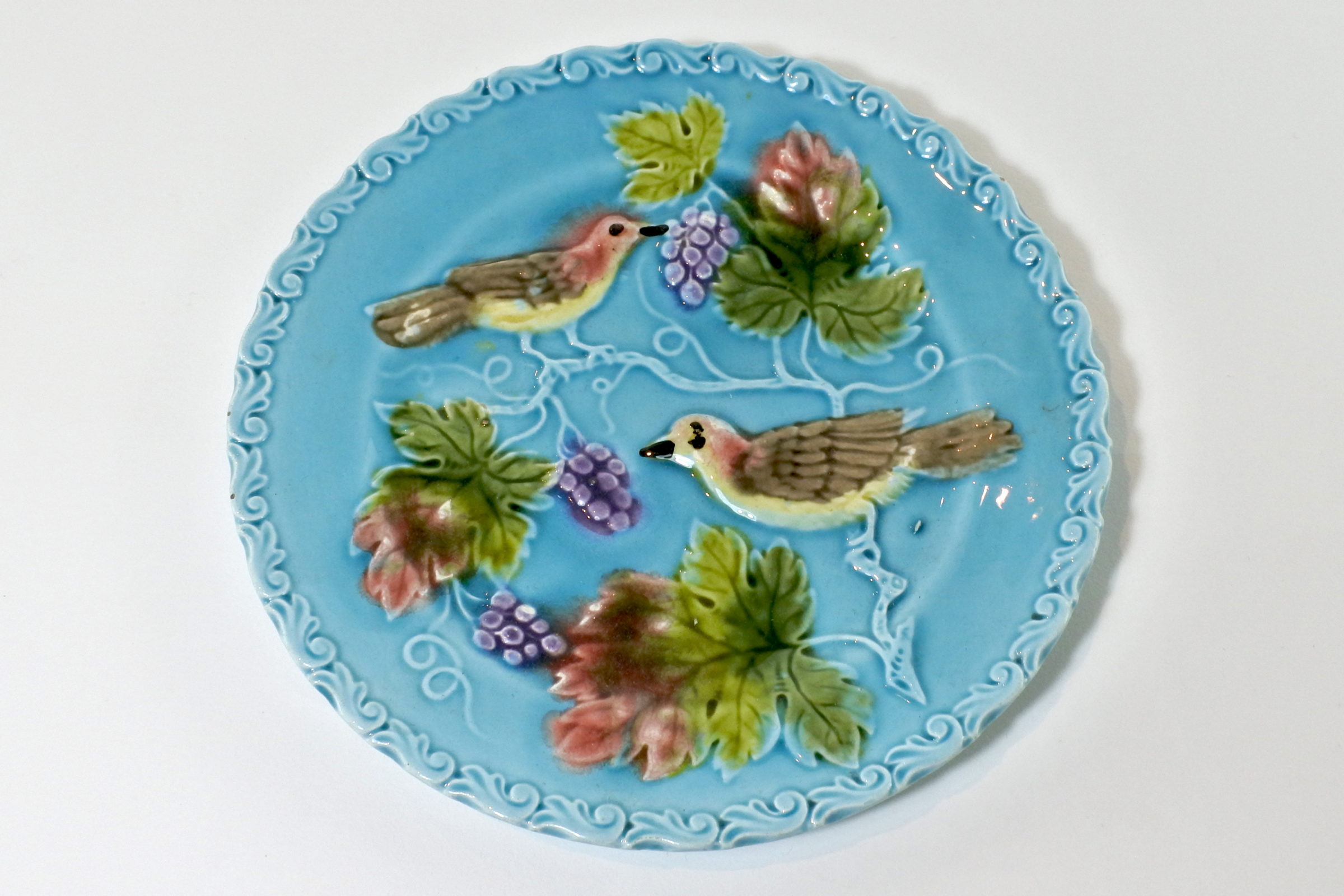 Piatto in ceramica barbotine con uccellini e uva