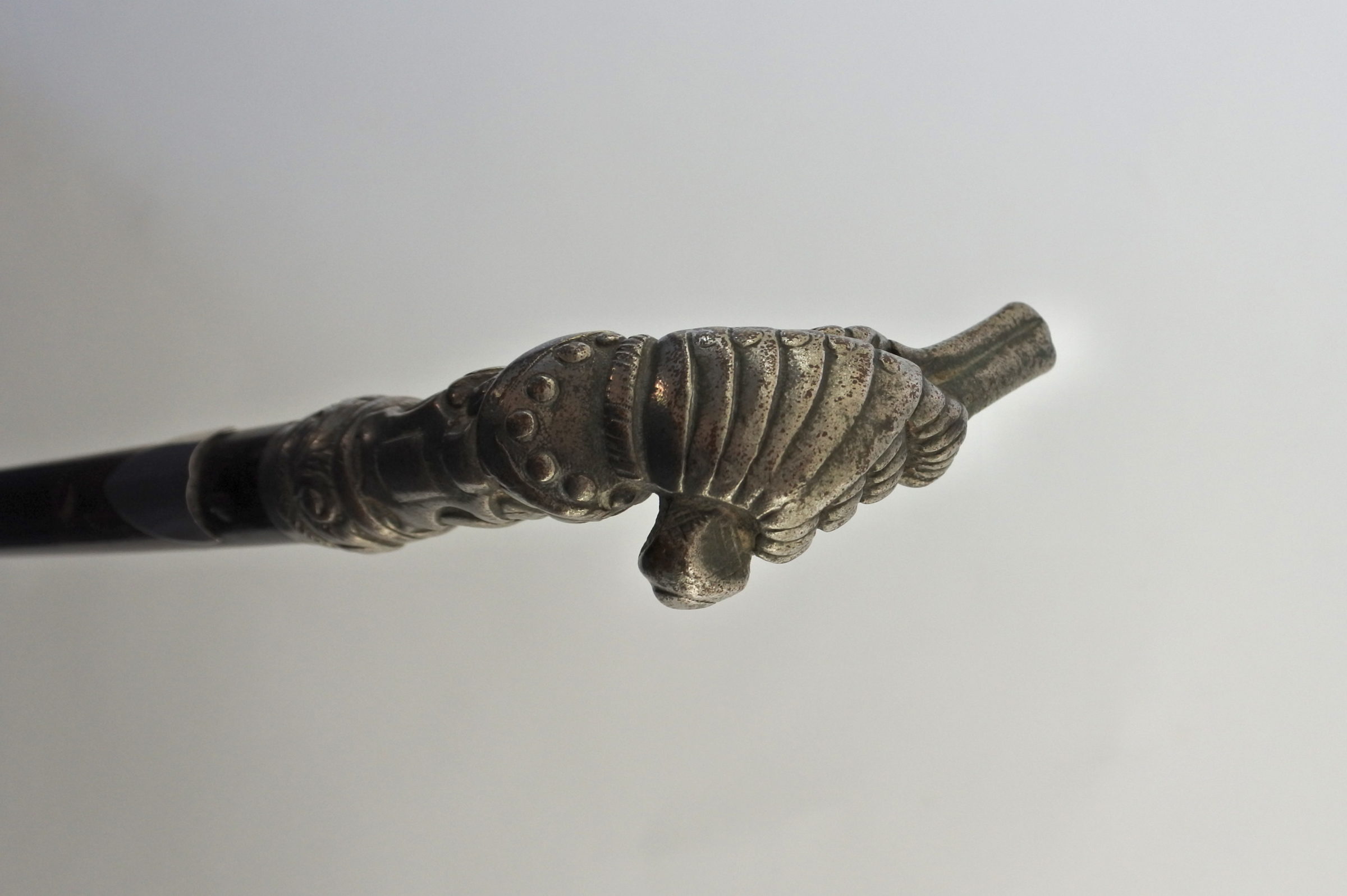 Bastone con impugnatura in metallo argentato a forma di mano con pistola - 4