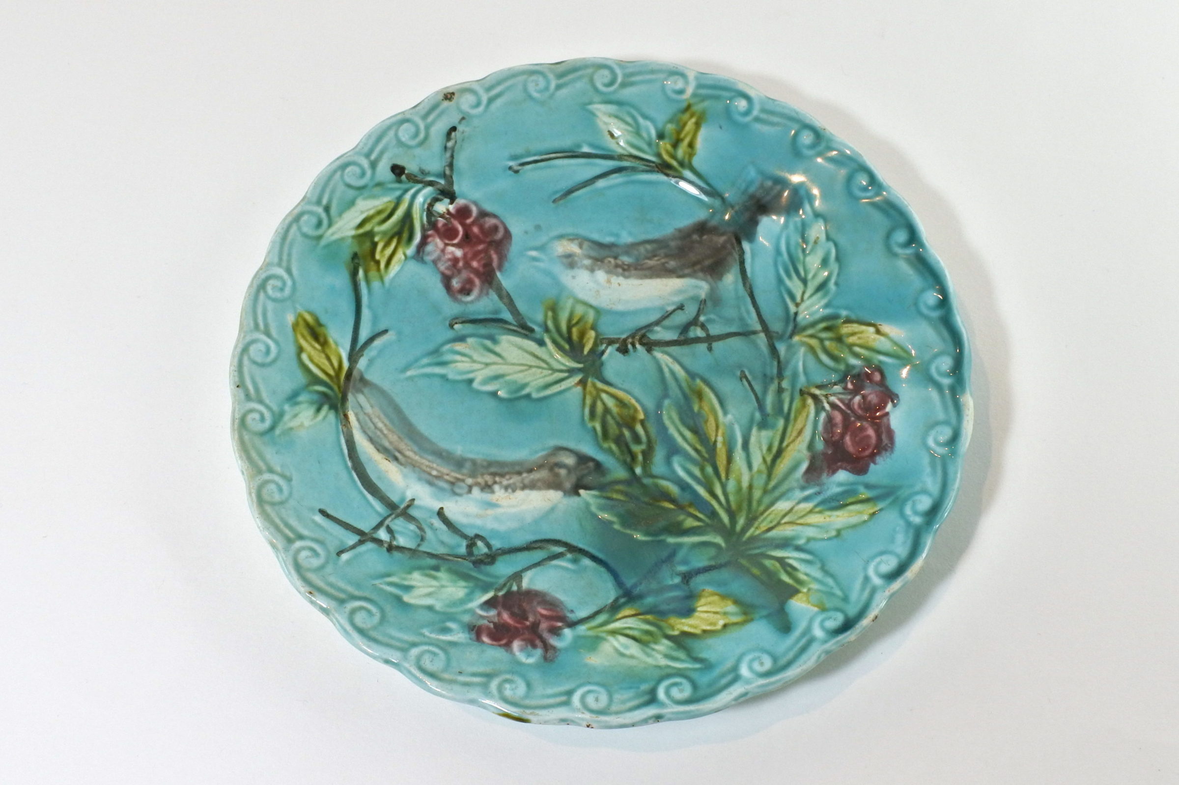 Piatto in ceramica barbotine con uccellini e uva - Sarreguemines