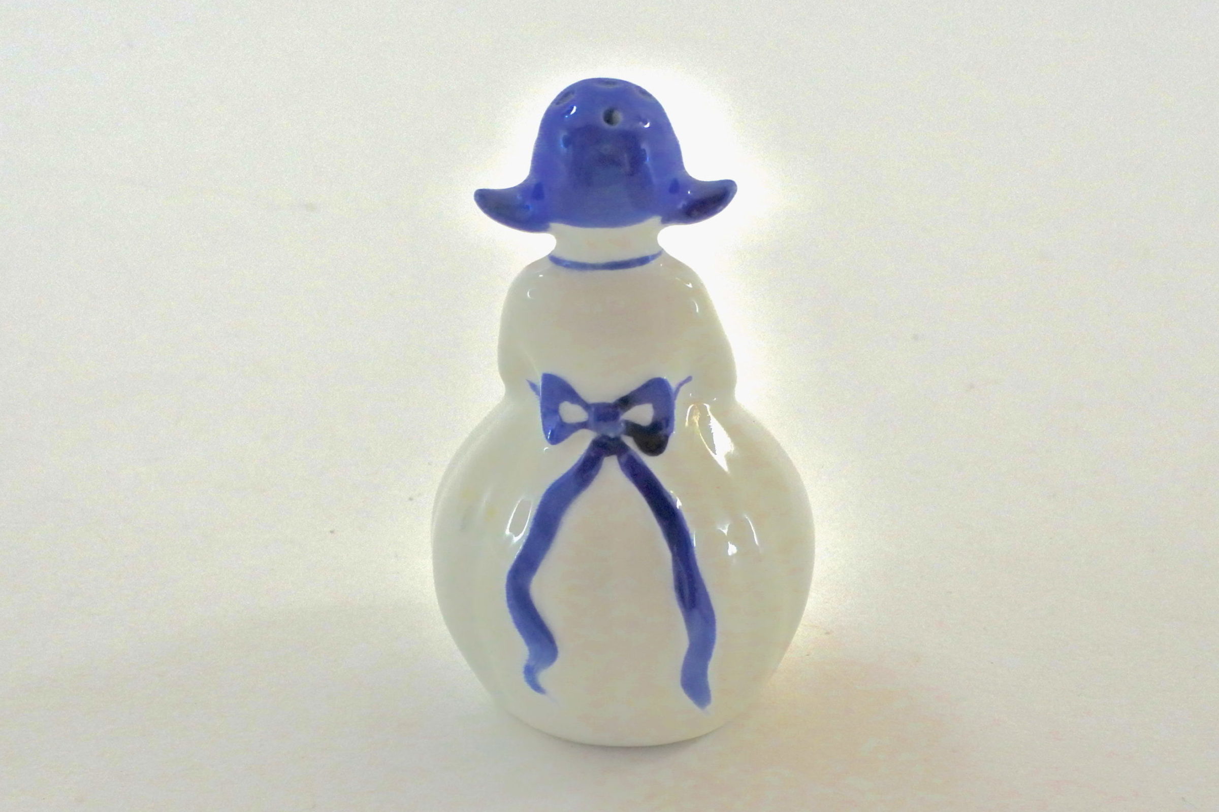 Portasale in ceramica bianca e blu a forma di olandesina - 2