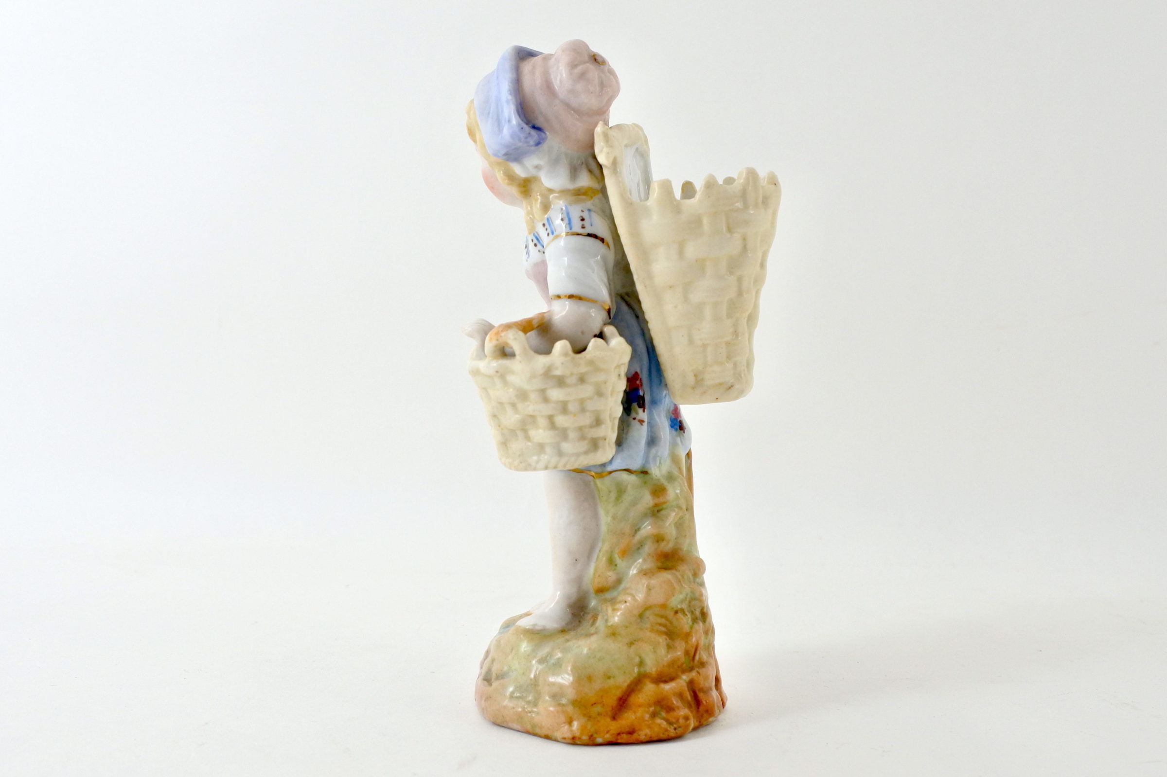 Statuina in ceramica a forma di bambina con gerla - 2