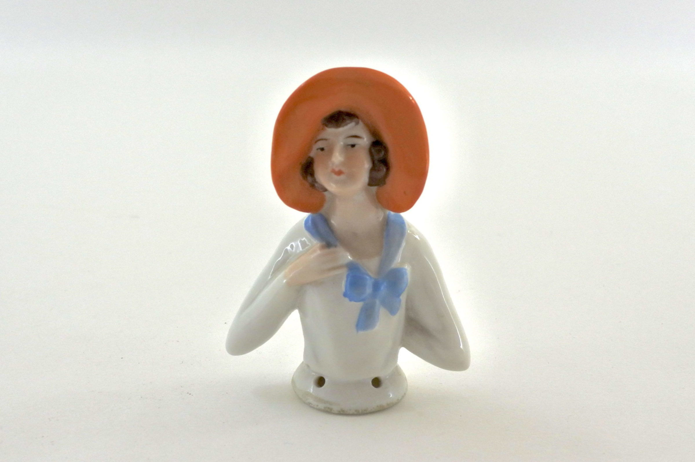 Statuina in ceramica rappresentante donna con cappello arancione - demi poupée