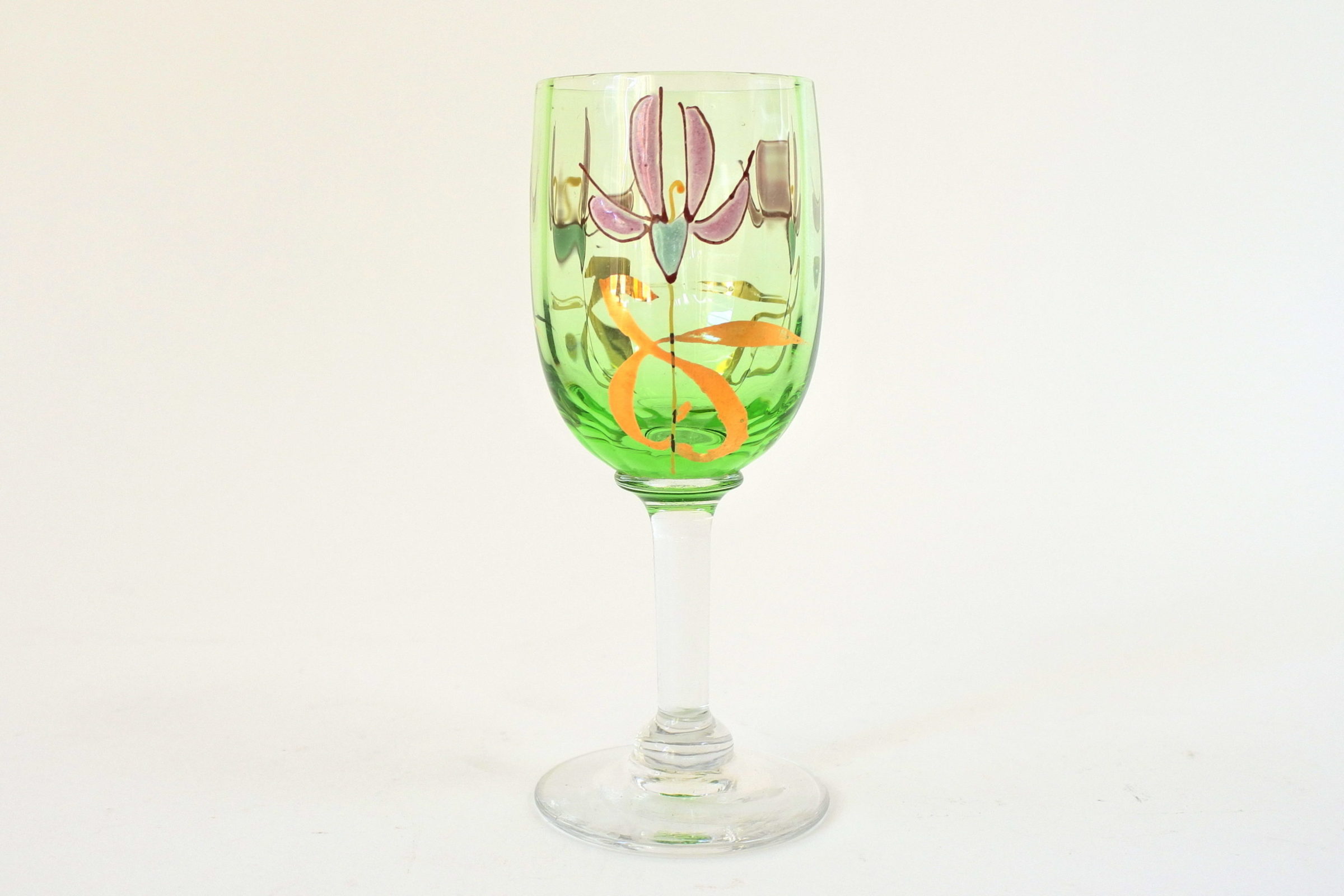 Bicchierino in vetro verde soffiato con fiori smaltati