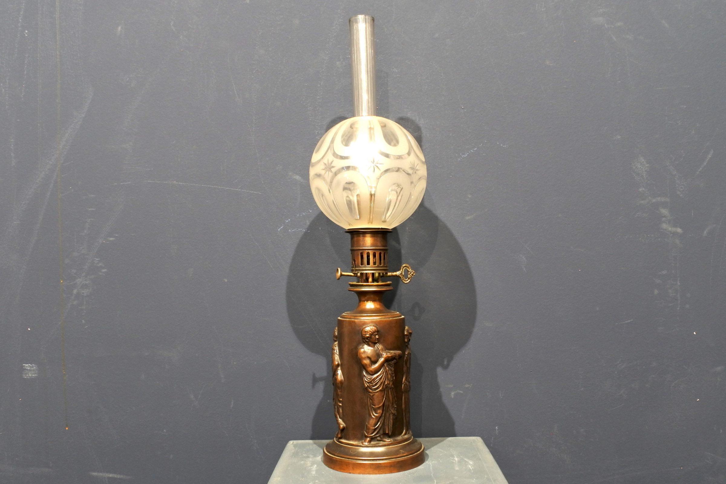 Lume a petrolio in bronzo con boccia in vetro soffiato ed inciso - 2