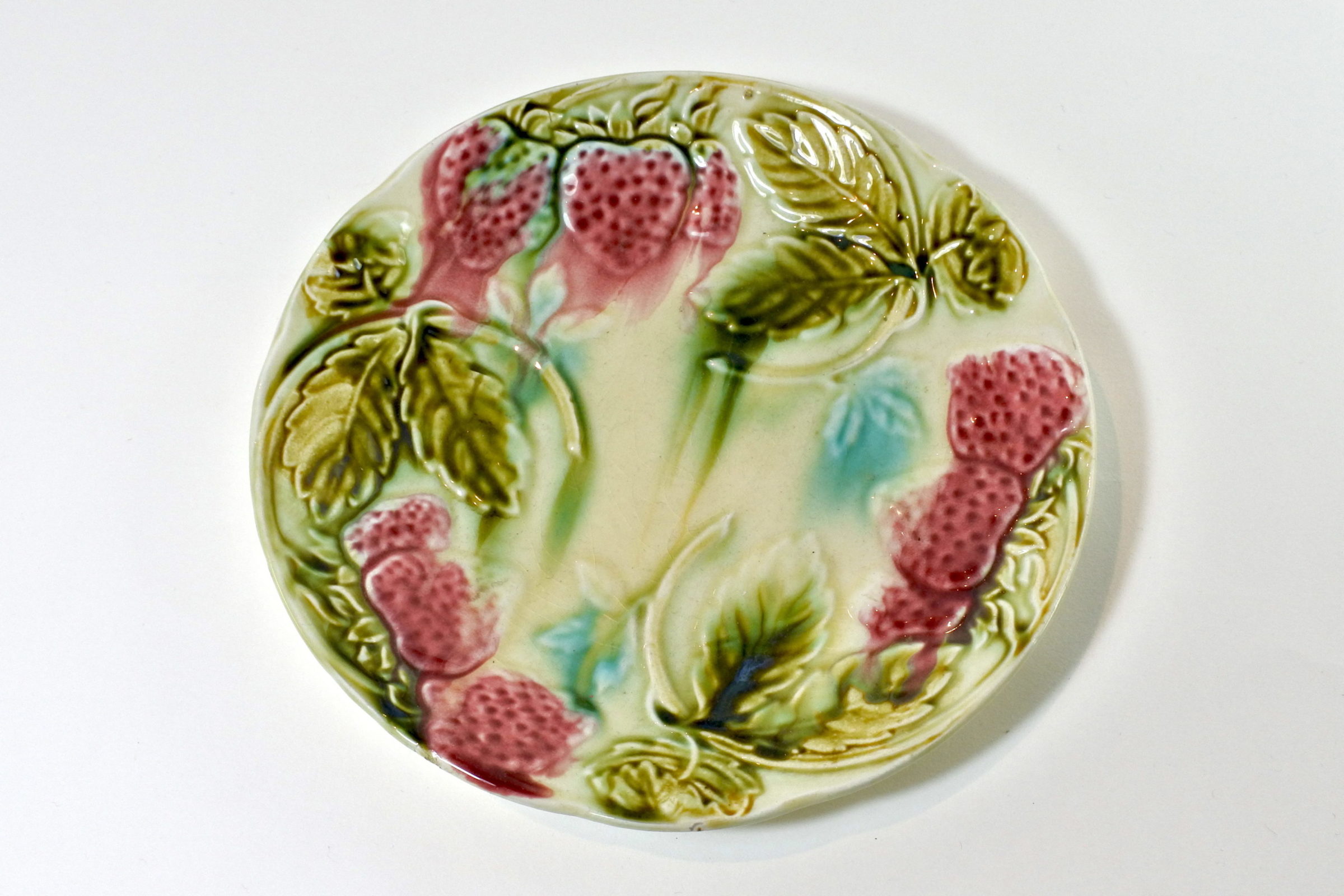 Piatto in ceramica barbotine con fragole - Sarreguemines