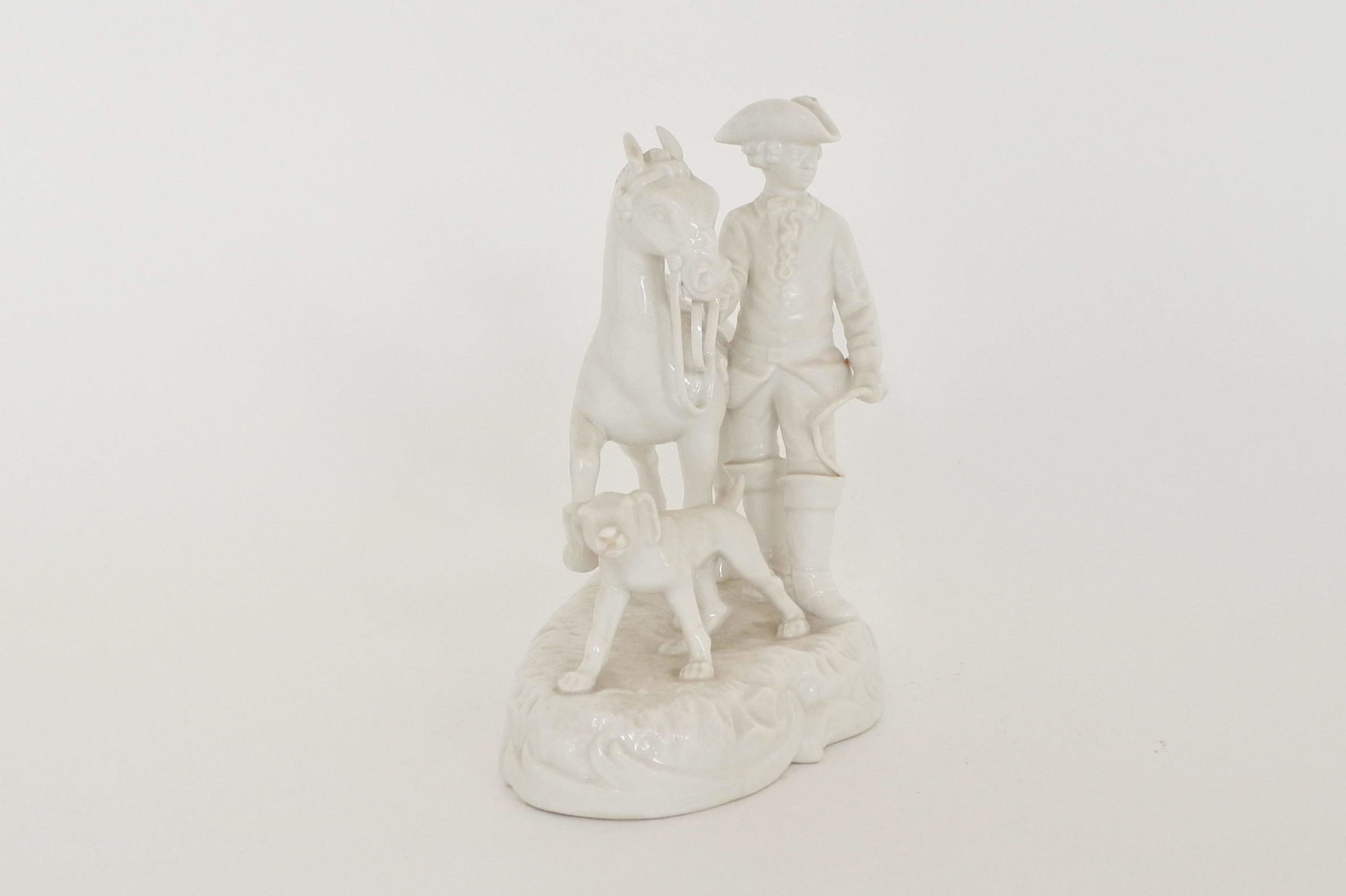 Statuina in porcellana bianca con cavaliere cavallo e cane - 2