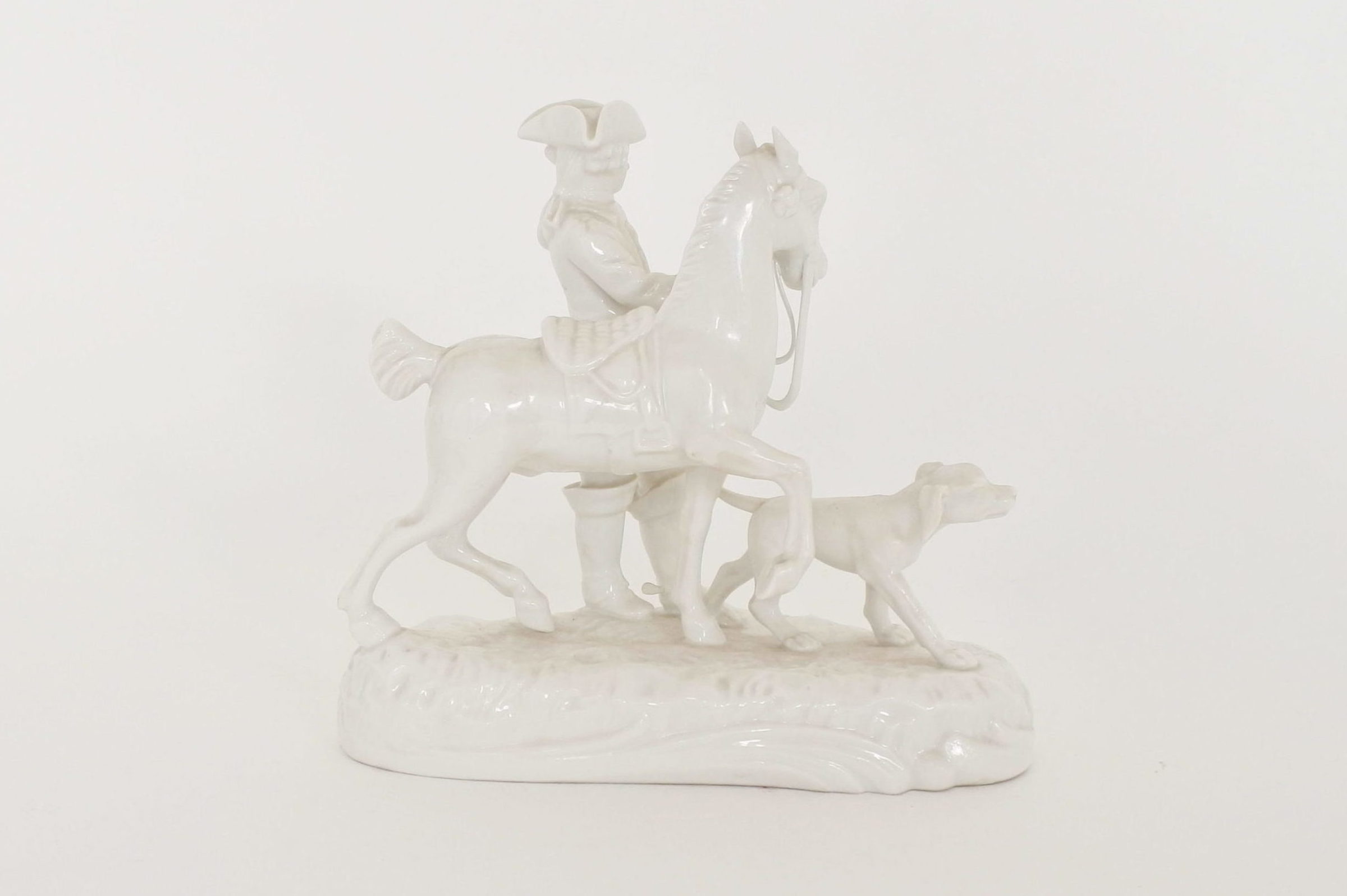 Statuina in porcellana bianca con cavaliere cavallo e cane - 3