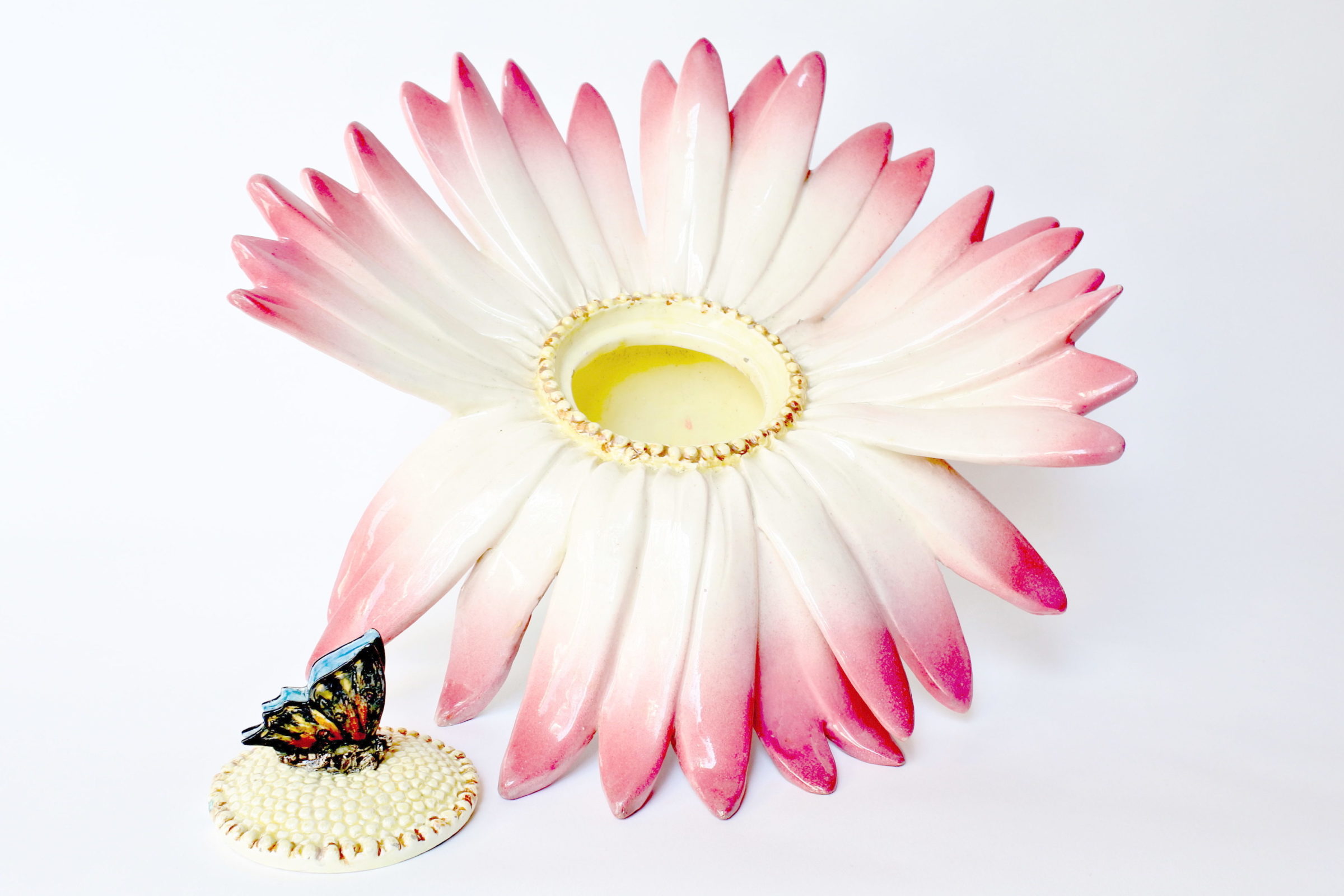 Centro tavola Massier in ceramica barbotine a forma di margherita con farfalla - 2