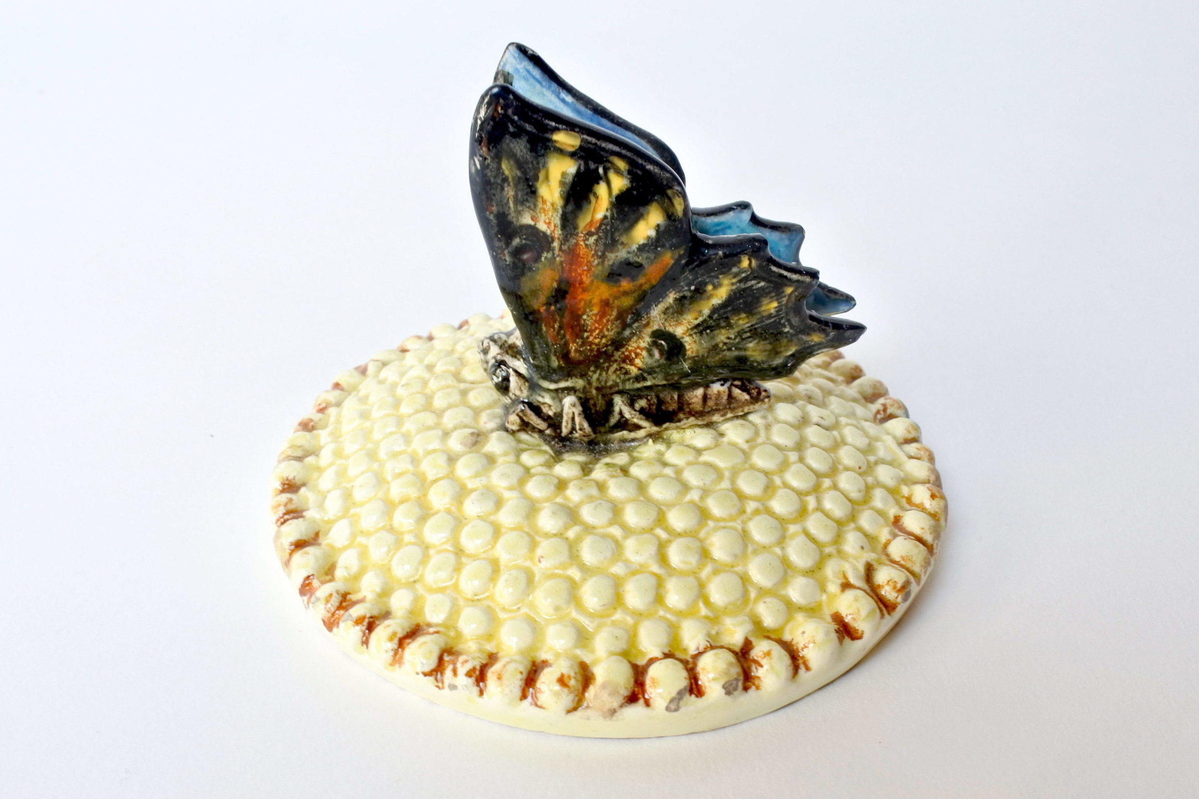 Centro tavola Massier in ceramica barbotine a forma di margherita con farfalla - 7