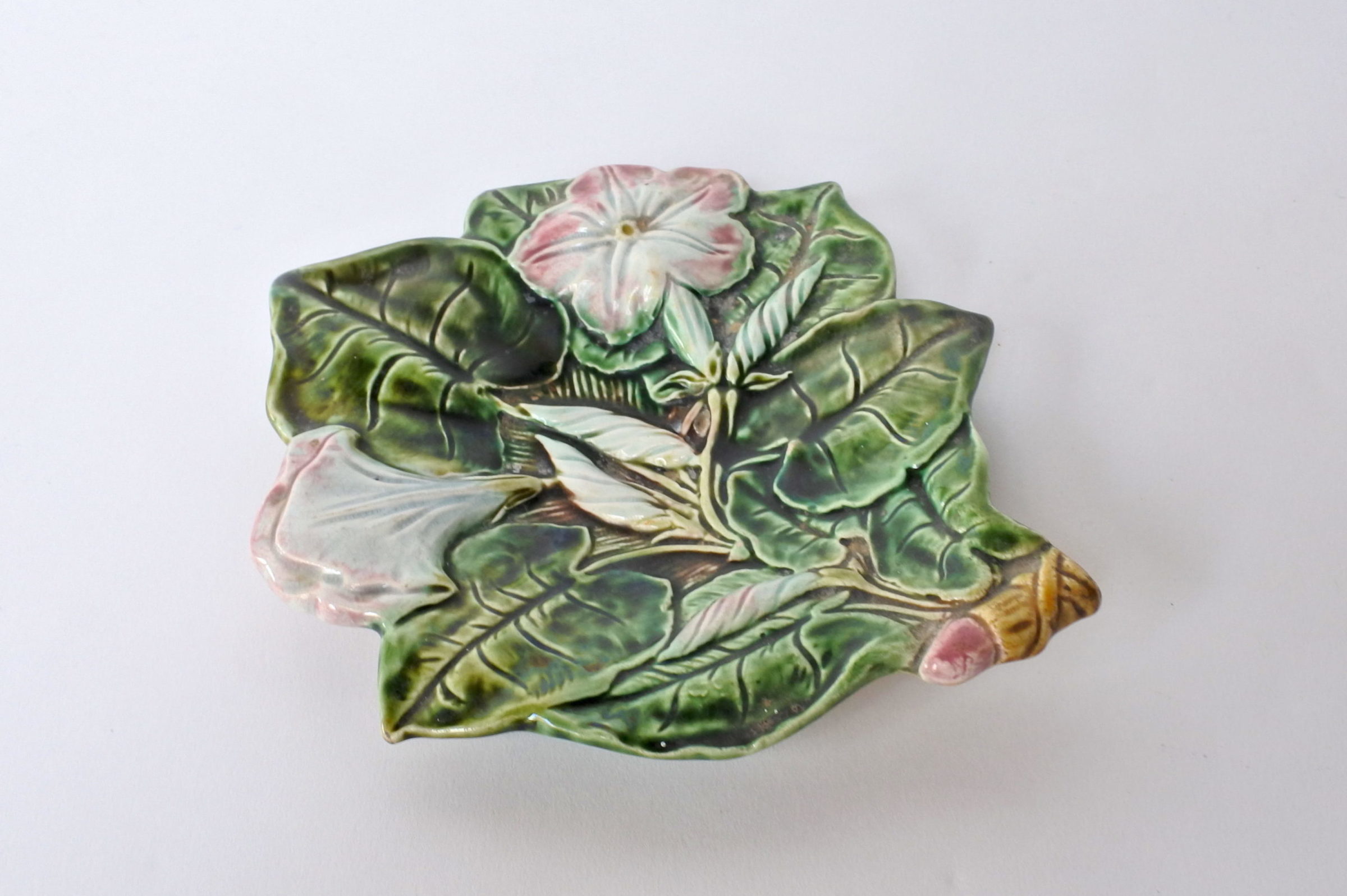 Svuotatasche in ceramica barbotine a forma di fiori e foglie