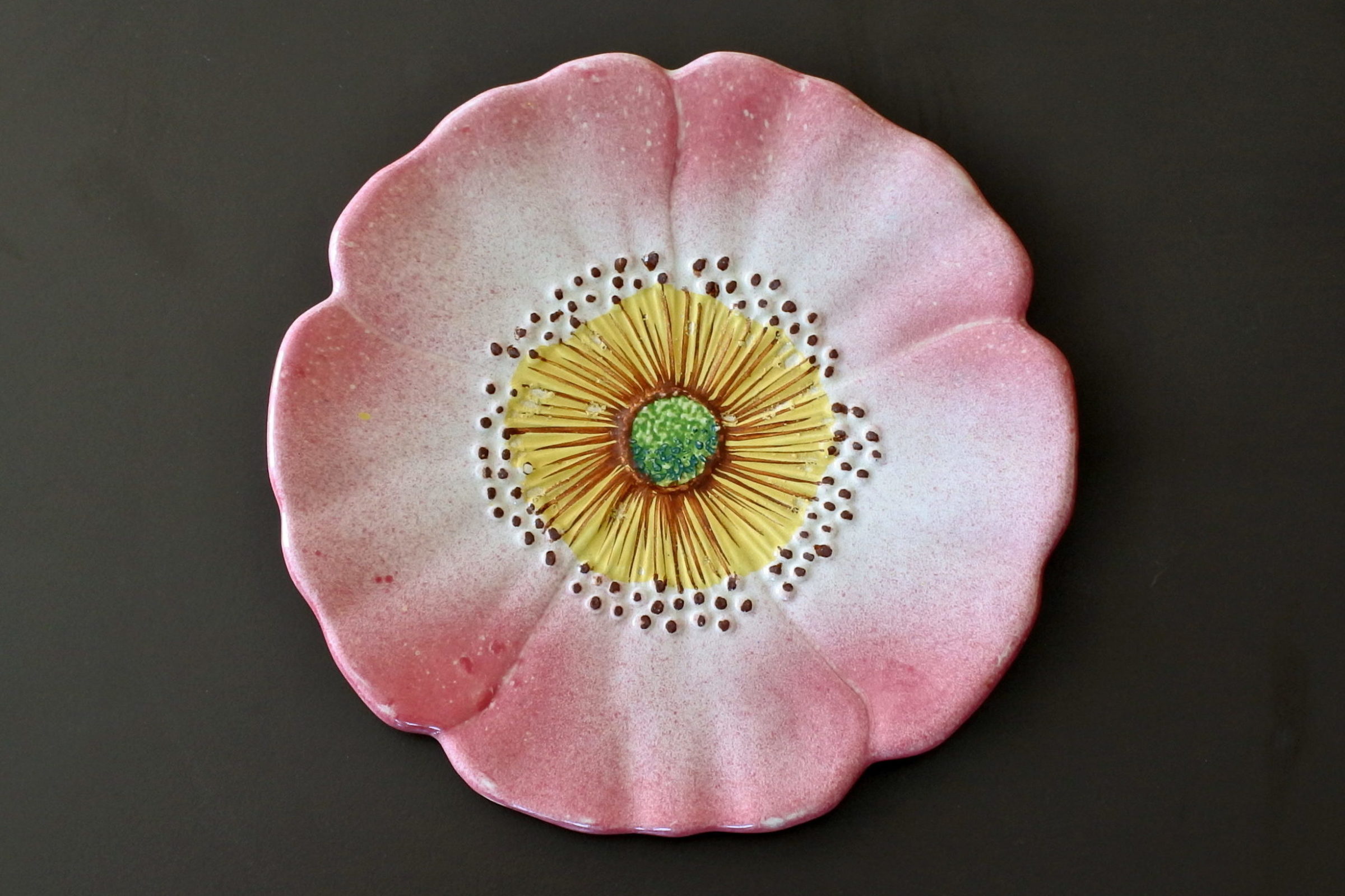Piatto Massier in ceramica barbotine a forma di rosa canina - Art. 3662/8