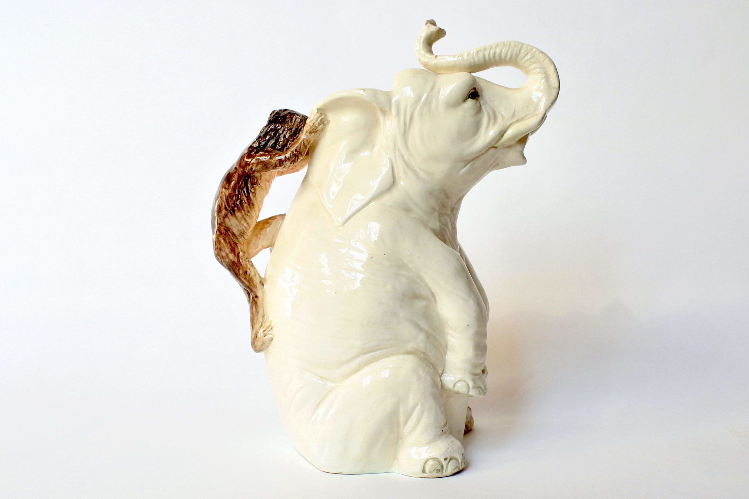 Rarissima brocca Massier in ceramica barbotine a forma di elefante con scimmia - 4