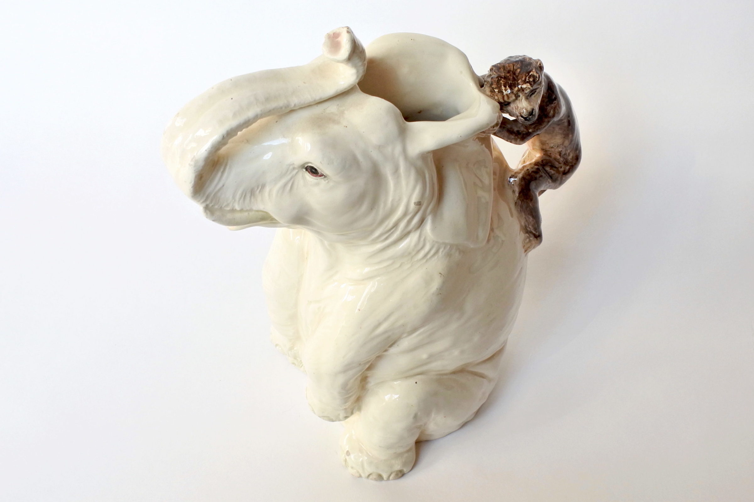 Rarissima brocca Massier in ceramica barbotine a forma di elefante con scimmia - 6