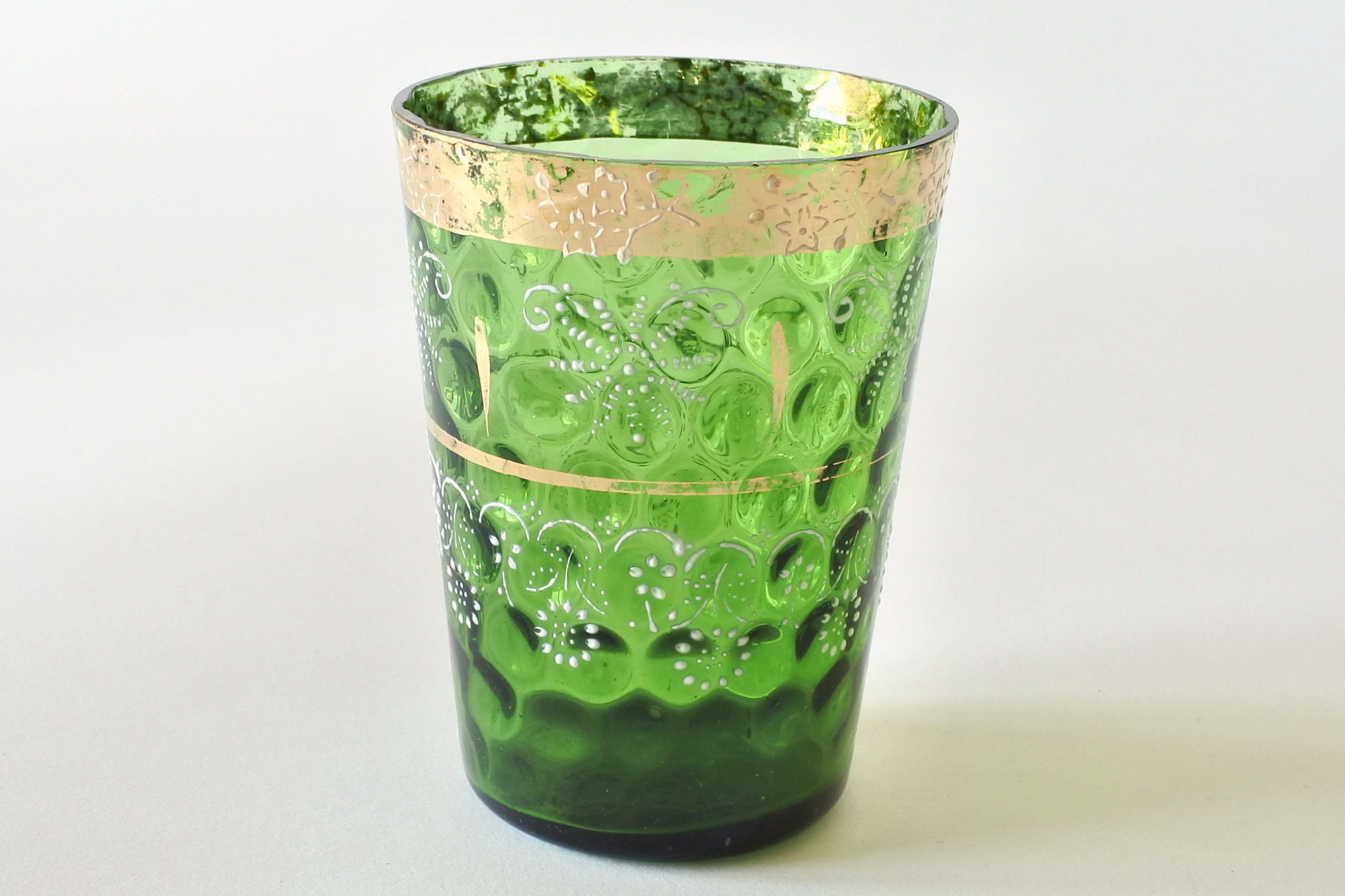 Bicchiere in vetro verde soffiato con lavorazione a bolle e bordi dorati