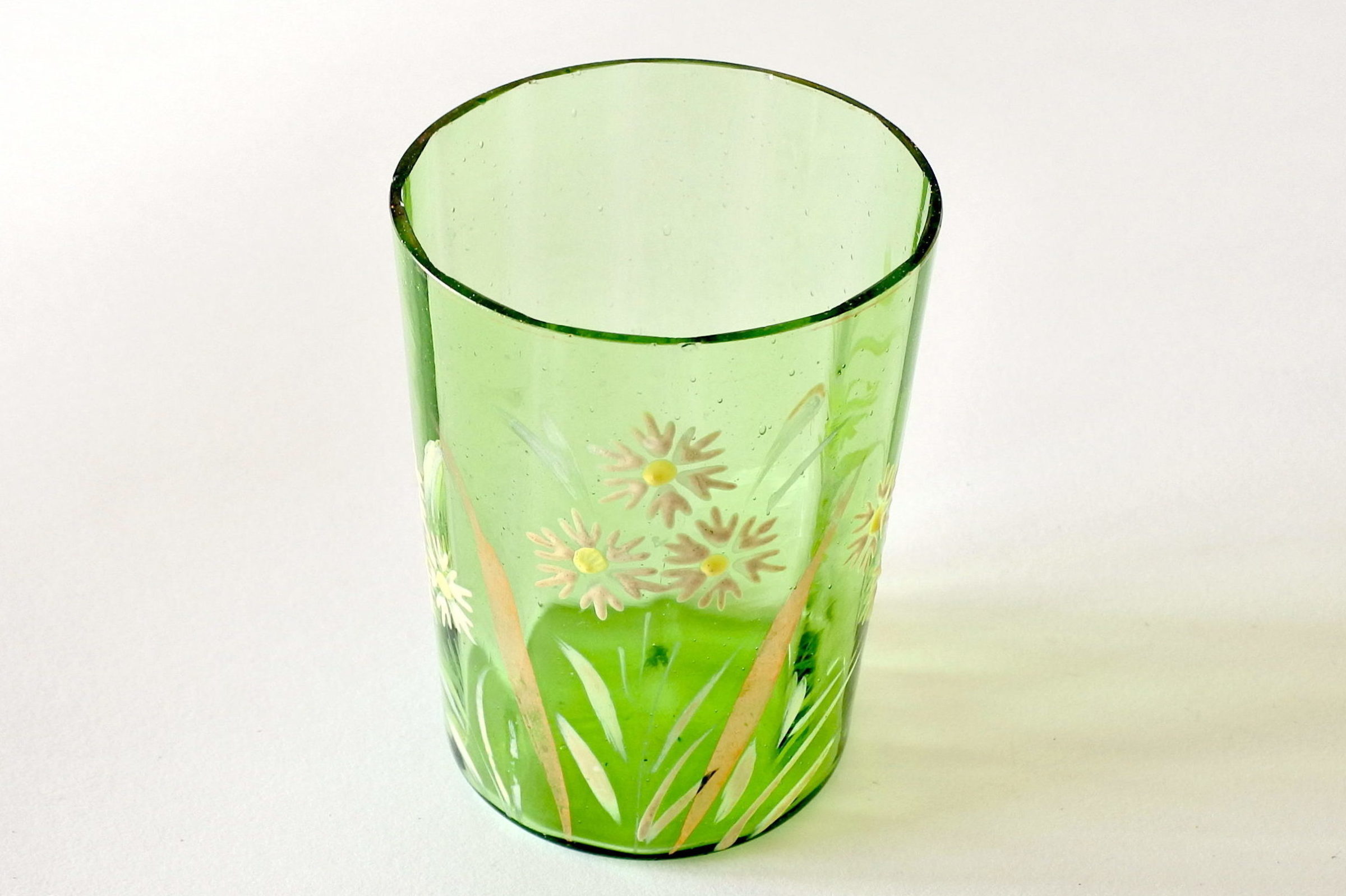 Bicchiere in vetro verde soffiato decorato a smalto - 3