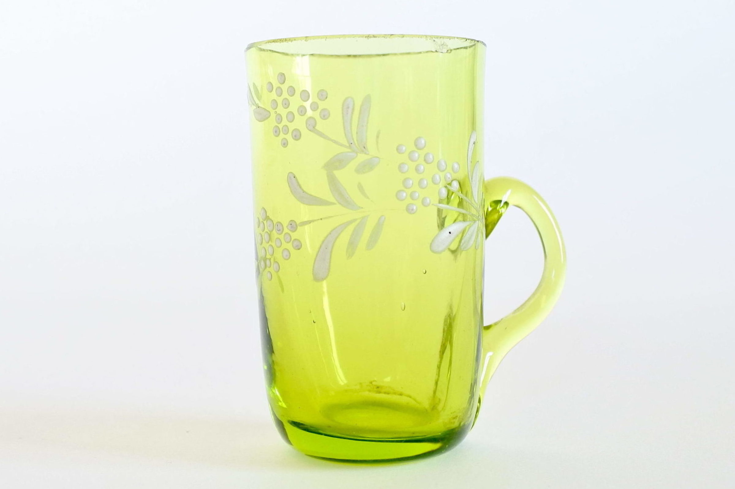 Bicchierino da liquore con manico in vetro soffiato verde con fiori smaltati