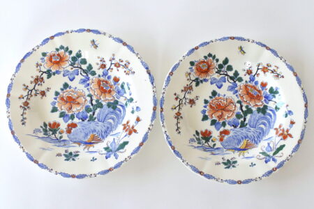 Coppia di piatti fondi in ceramica di Gien del 1938 con gallo e fiori