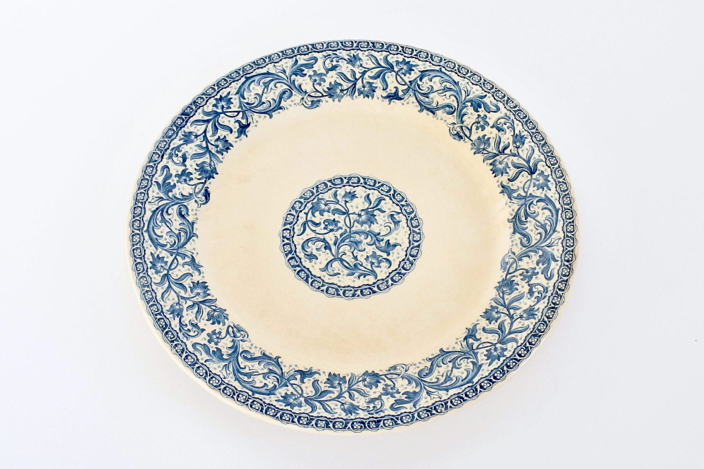 Piatto in ceramica di Gien del 1875 con decoro blu su fondo avorio