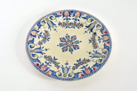 Piatto in ceramica di Gien del 1876 con decoro policromo su fondo avorio