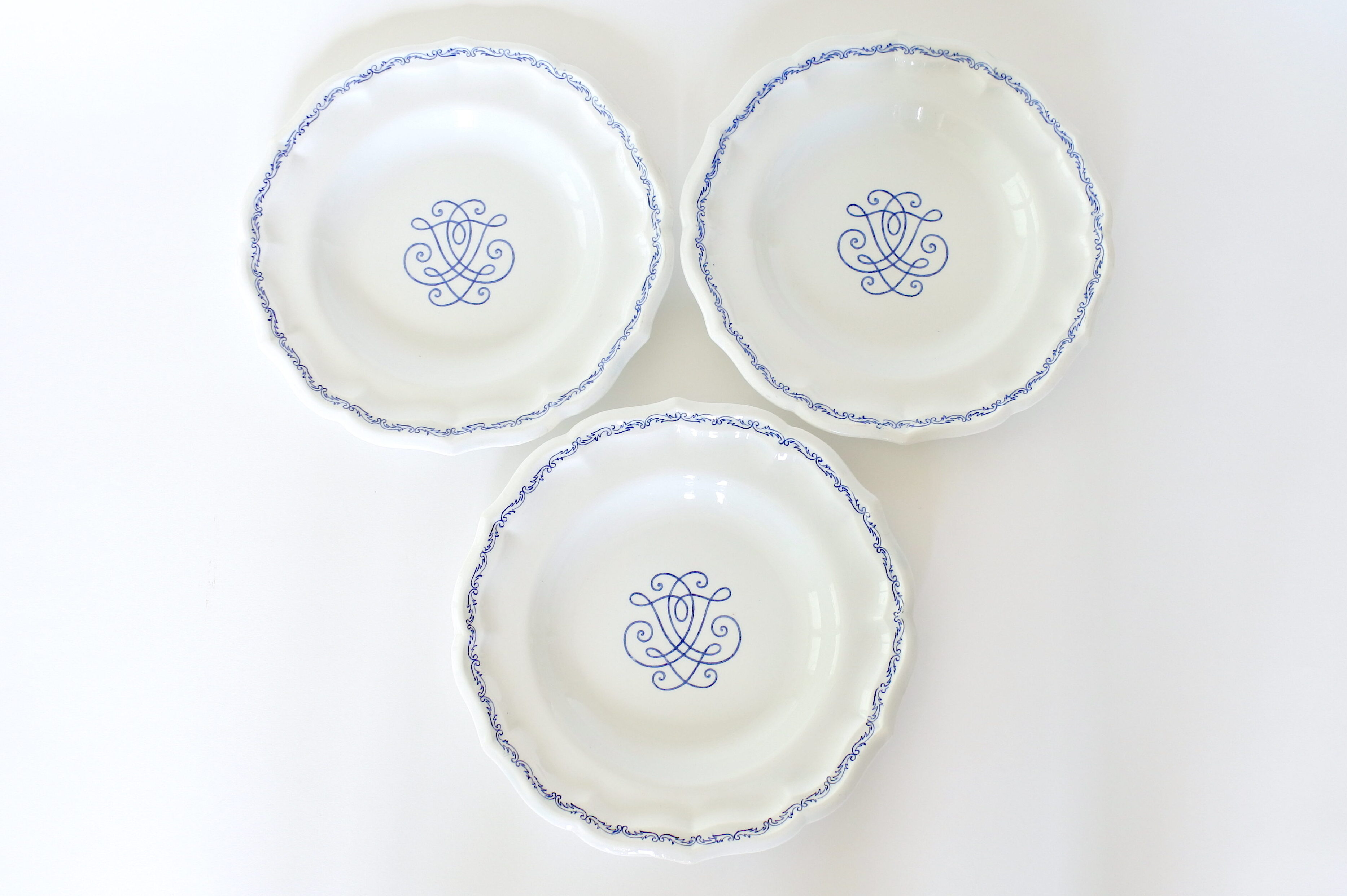 3 piatti piani in ceramica bianca di Gien con bordo sagomato e