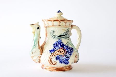 Caffettiera in ceramica barbotine di Wasmuel con decoro di fiori blu