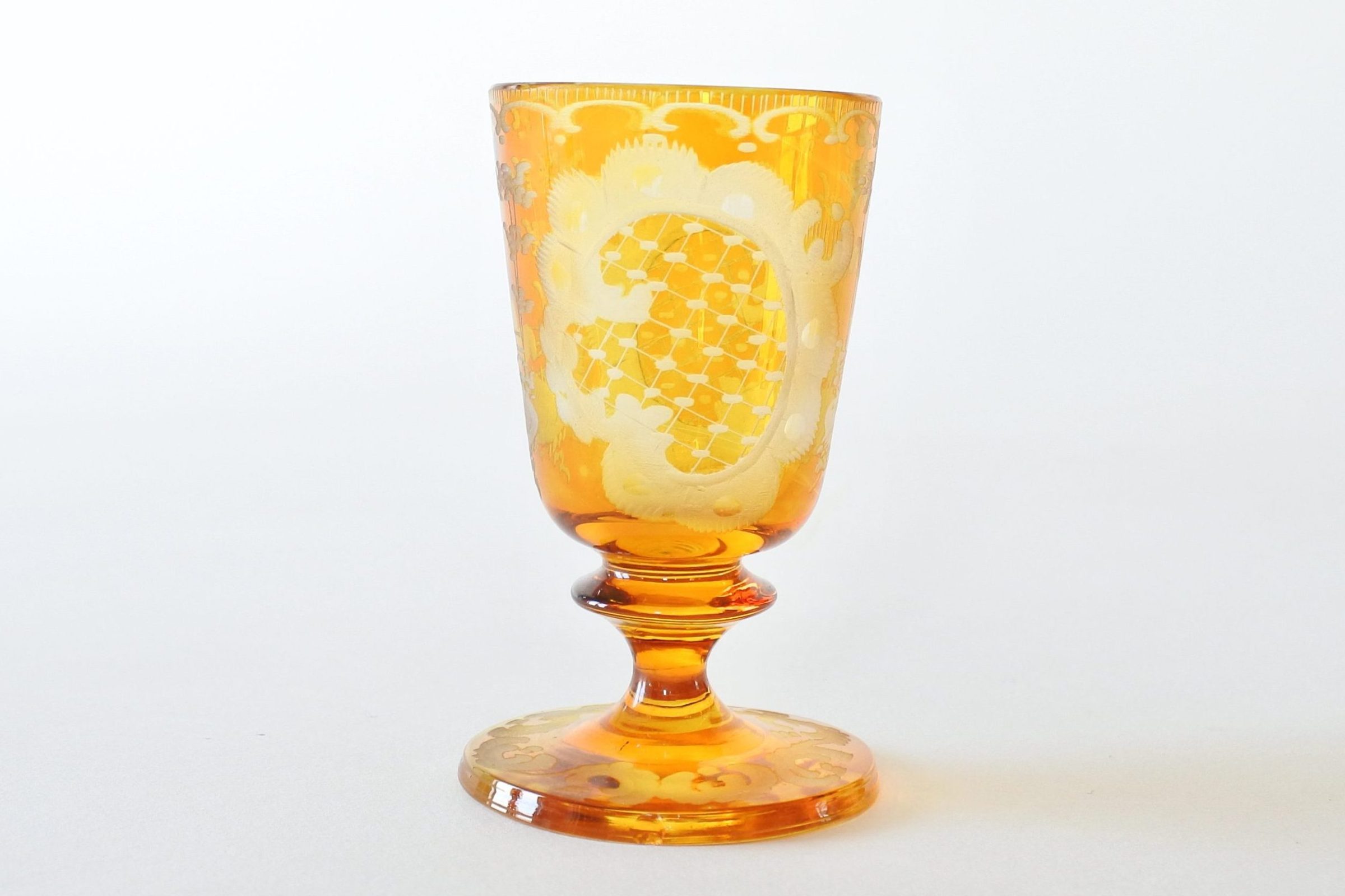 Bicchierino in vetro di Boemia inciso e molato con animali e motivi vegetali - 2