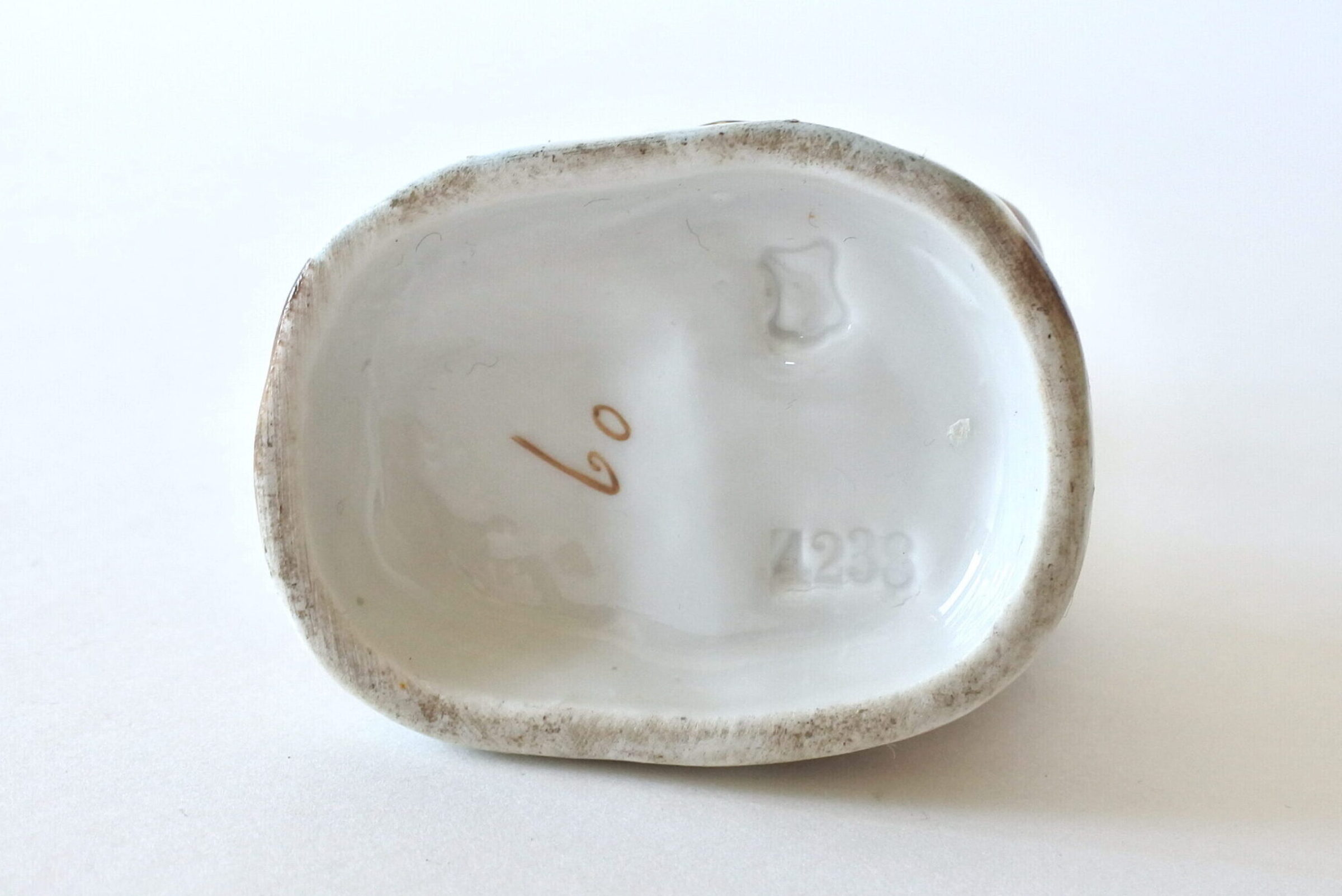 Portafiammiferi in ceramica tedesca a forma di bimba alla fontana - 6