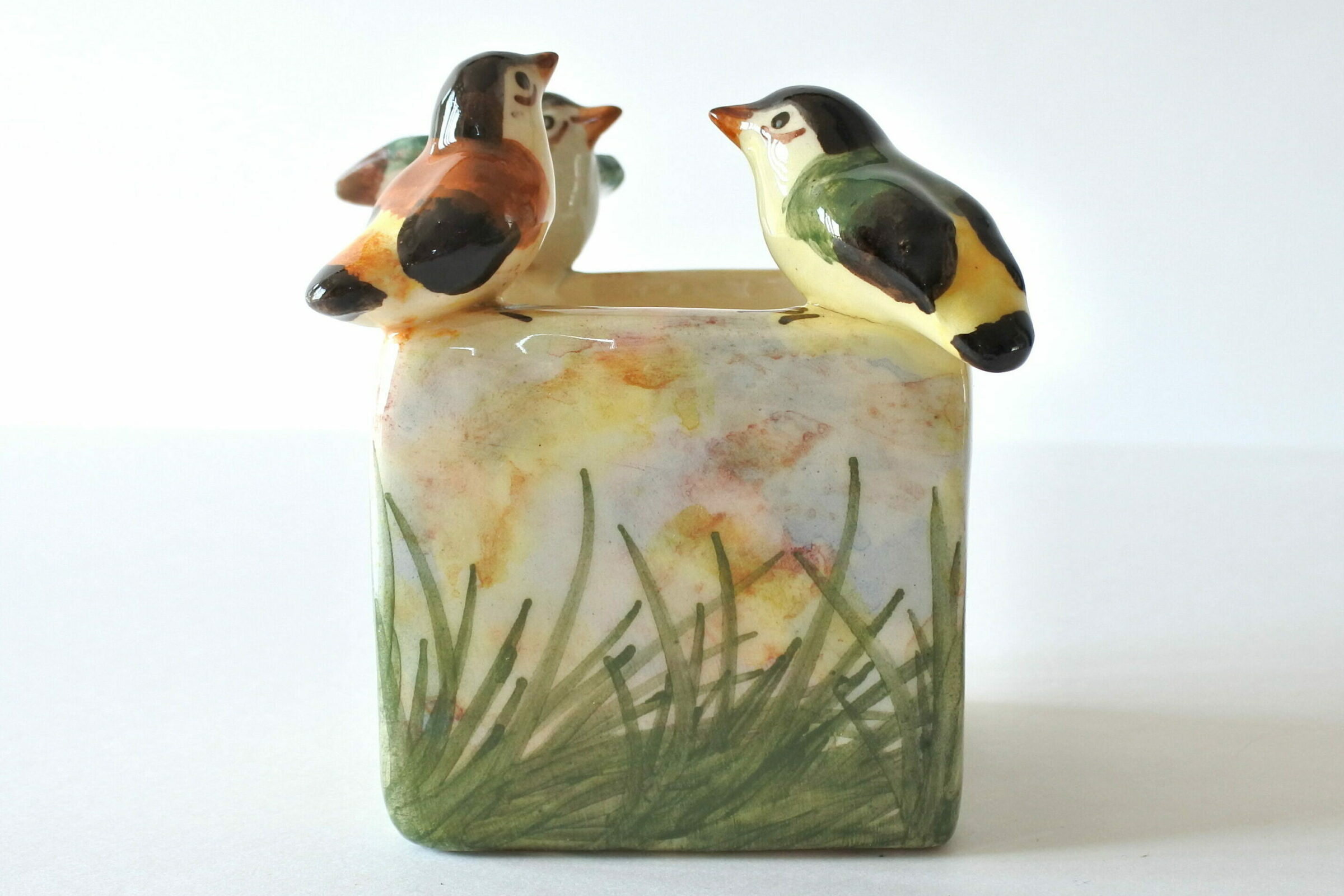 Jardinière Massier in ceramica barbotine con 3 uccellini in rilievo