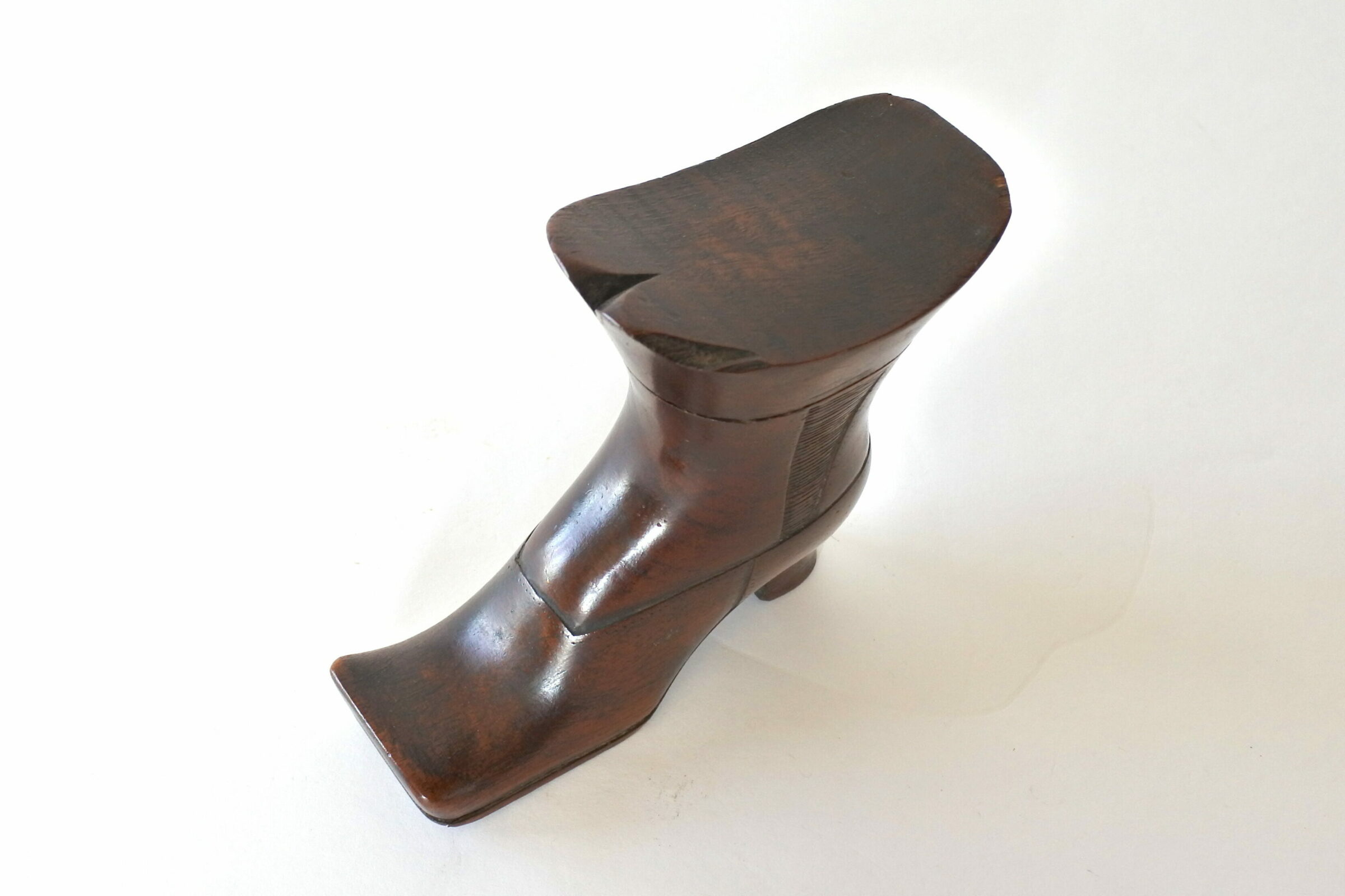 Tabacchiera in legno scolpito a forma di stivaletto - 6