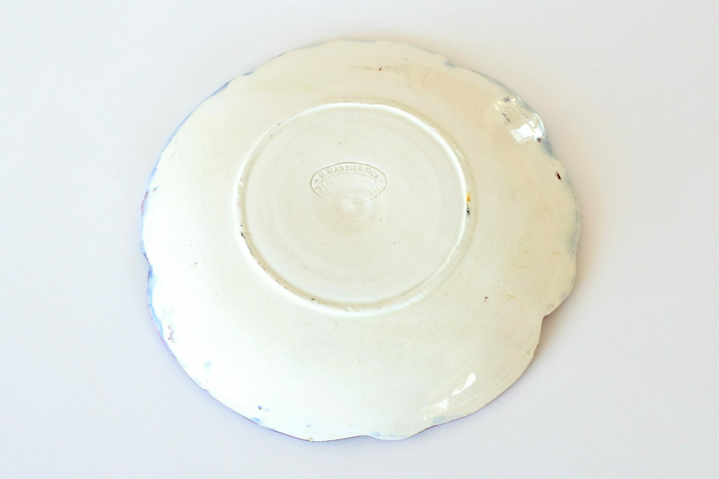 Piatto Massier in ceramica barbotine a forma di viola del pensiero - 2