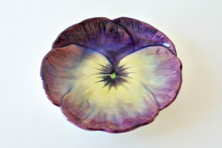 Piatto Massier in ceramica barbotine a forma di viola del pensiero