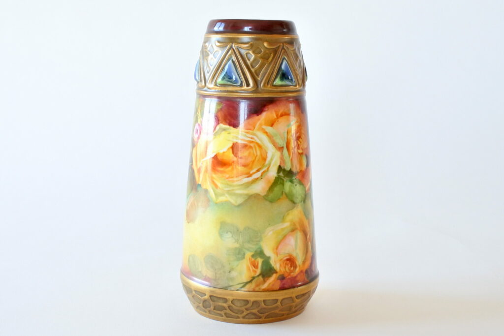 Vaso austriaco Art Nouveau in ceramica con rose dipinte a mano