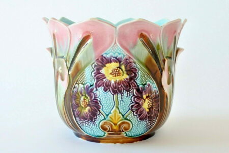 Cache pot Art Nouveau in ceramica barbotine decorato con fiori