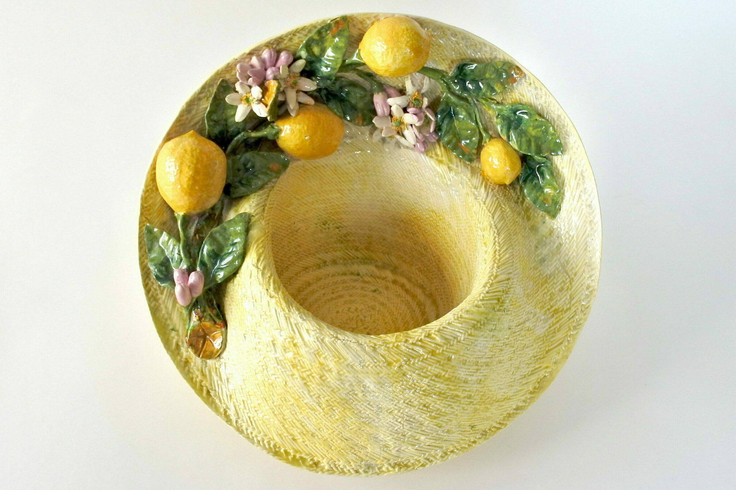 Cache pot in ceramica barbotine con cappello di paglia limoni e fiori - 6