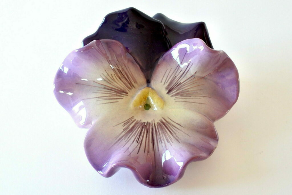 Portafiori da parete in ceramica barbotine con viola del pensiero