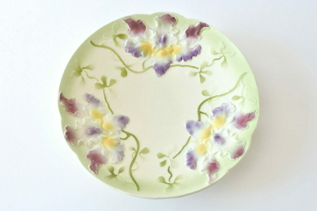 Piatto Art Nouveau in ceramica barbotine decorato con orchidee