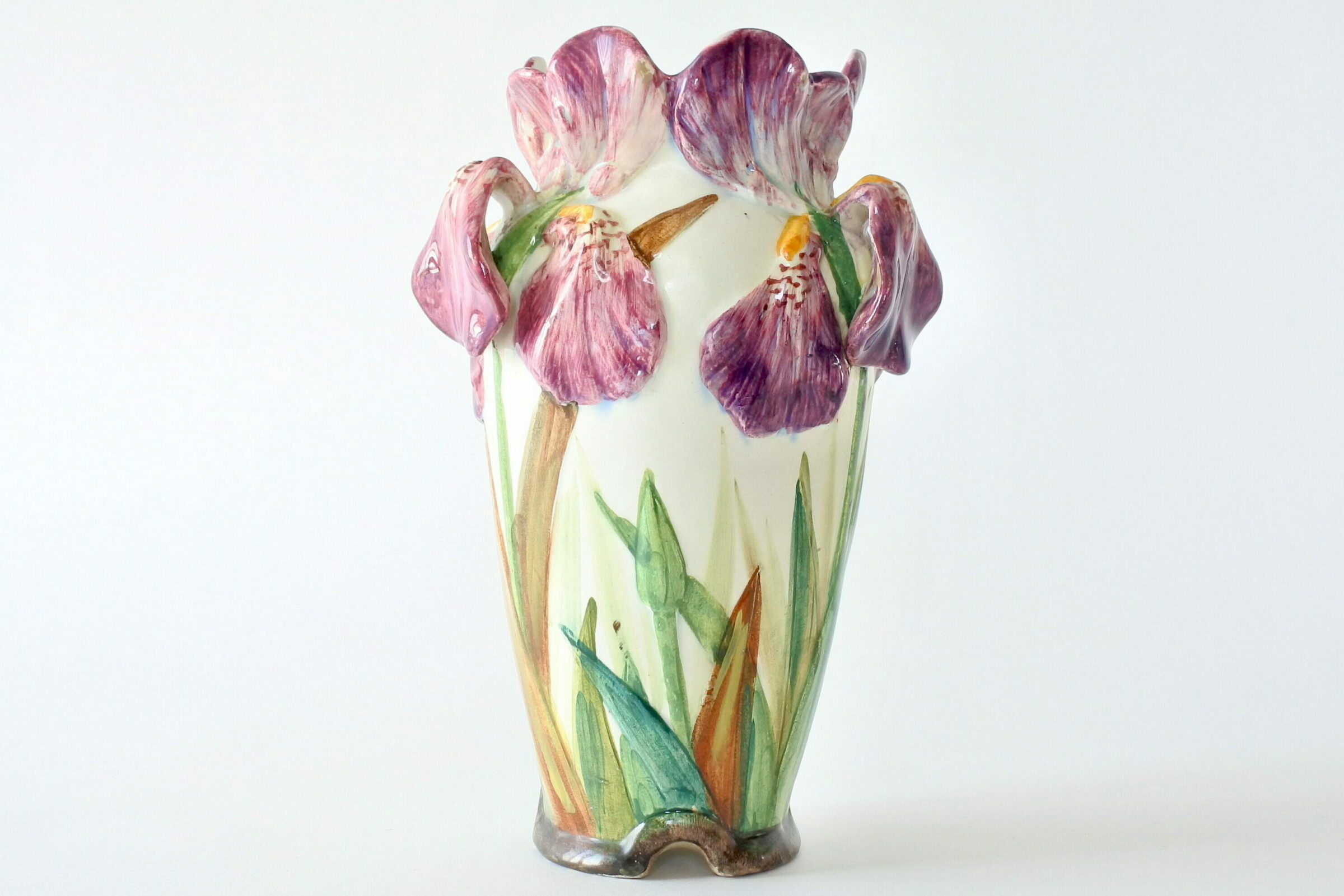 Vaso Massier in ceramica barbotine con 3 fiori di iris in rilievo