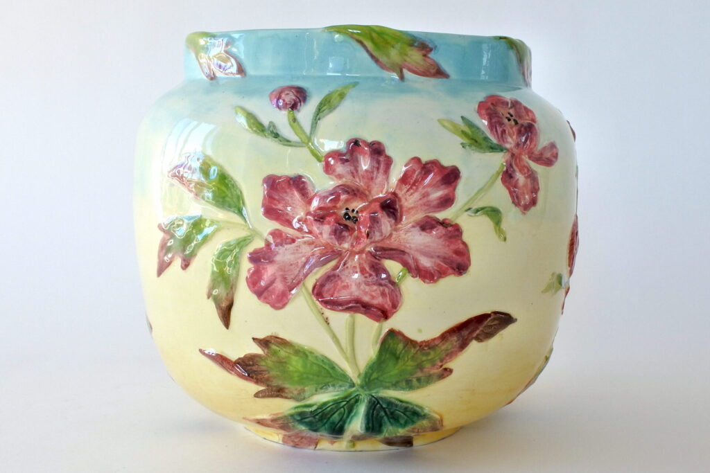 Grande cache pot in ceramica barbotine con fiori di anemone