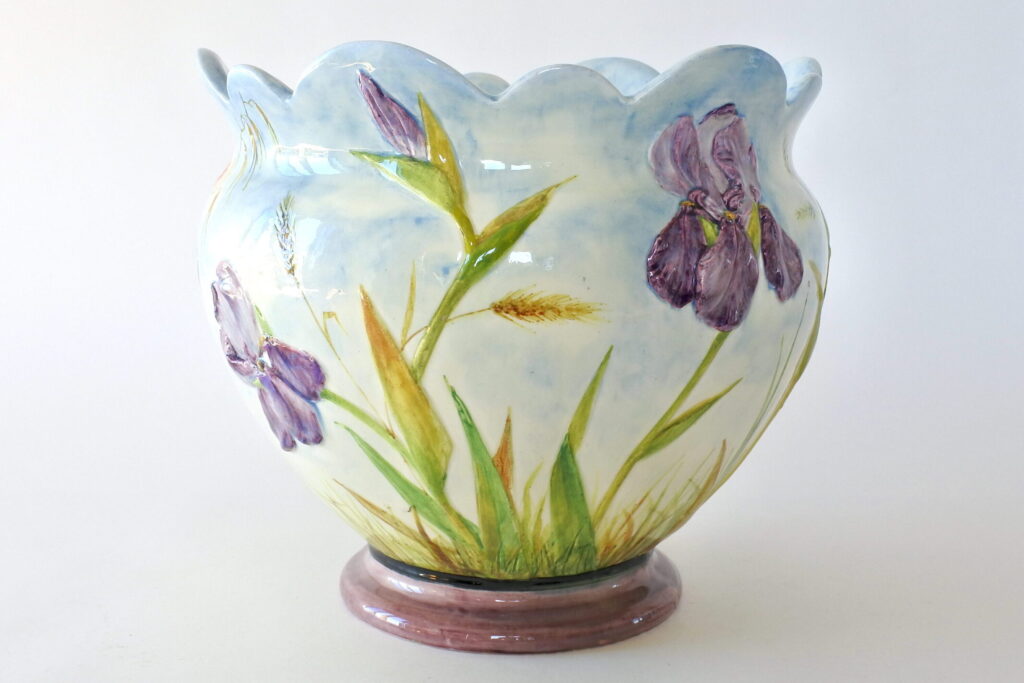 Grande cache pot in ceramica barbotine con fiori di iris e di tulipani