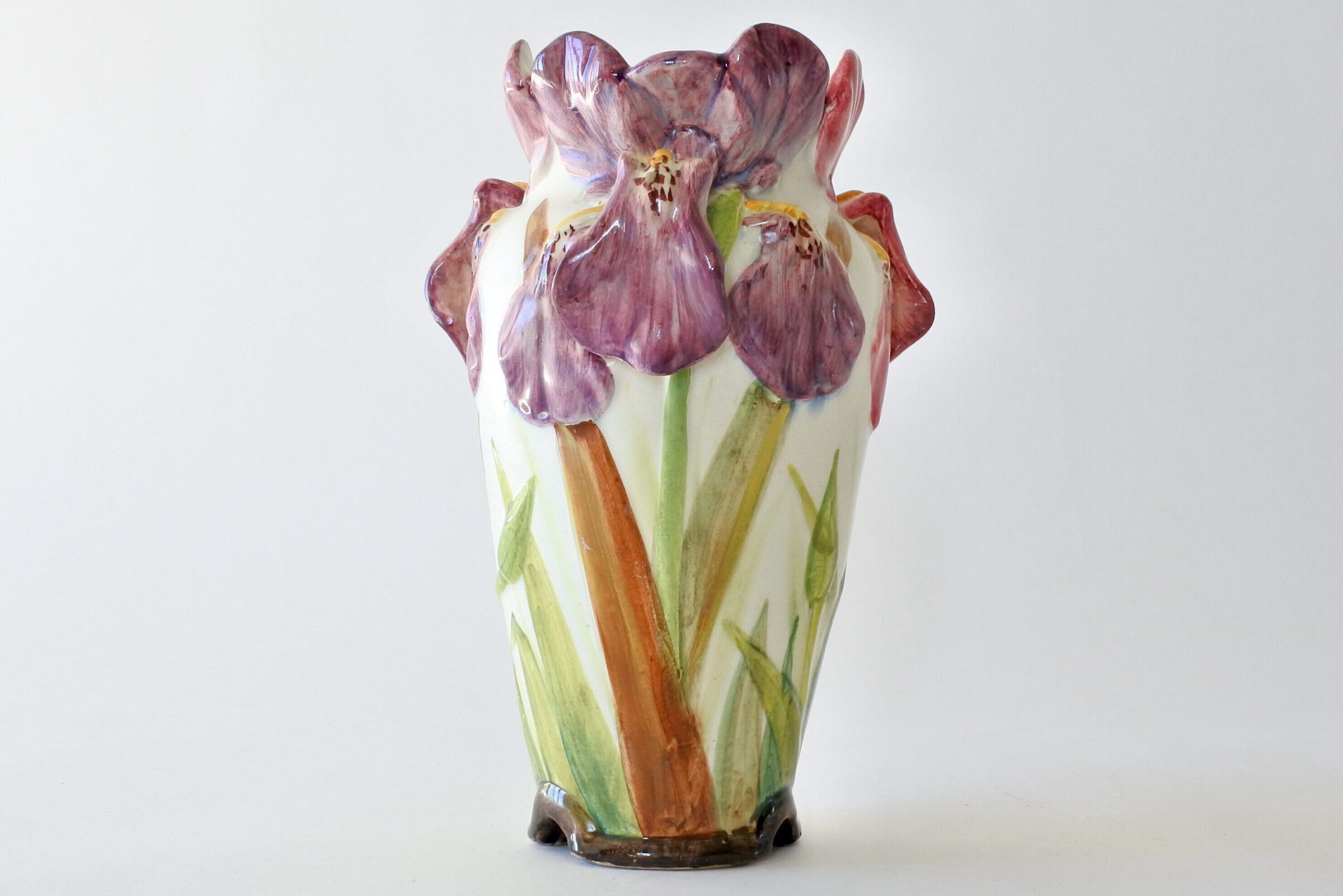 Vaso Massier in ceramica barbotine con fiori di iris smaltati in rilievo